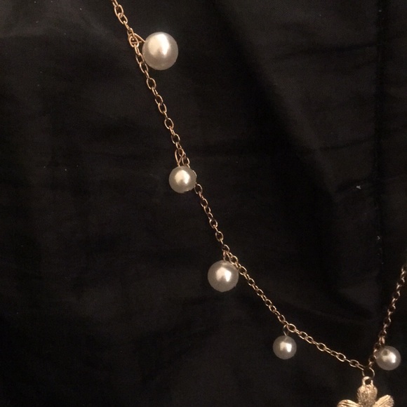 COPY - NWT necklace. Gold chain with pearls and white enamel daisies. - Picture 5 of 7